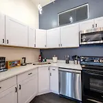 Massive 6br Luxury Sleeps 12 Guests With Jacuzzi & Pool Table Perfect Group And Optional Parking Near Mccormick Place & Soldier Field * Chicago