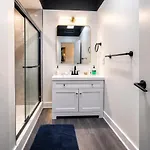 Massive 6br Luxury Sleeps 12 Guests With Jacuzzi & Pool Table Perfect Group And Optional Parking Near Mccormick Place & Soldier Field Apartment