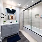 Massive 6br Luxury Sleeps 12 Guests With Jacuzzi & Pool Table Perfect Group And Optional Parking Near Mccormick Place & Soldier Field Chicago