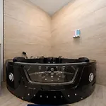 Apartment Massive 6br Luxury Sleeps 12 Guests With Jacuzzi & Pool Table Perfect Group And Optional Parking Near Mccormick Place & Soldier Field *