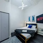 Apartment Massive 6br Luxury Sleeps 12 Guests With Jacuzzi & Pool Table Perfect Group And Optional Parking Near Mccormick Place & Soldier Field Chicago