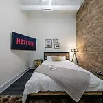 Massive 6br Luxury Sleeps 12 Guests With Jacuzzi & Pool Table Perfect Group And Optional Parking Near Mccormick Place & Soldier Field * Chicago