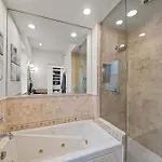 Elegant And Chic 2bed 2bath Steps From The Lake!