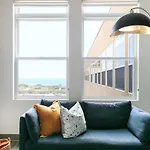 Holiday home Downtown Mich Ave - 6 Penthouses, Sleep 25