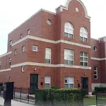 Spacious 2br Near Univ Of Away From
