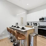 Apartment Comfy - Gym Free Parking & Modern Amenities