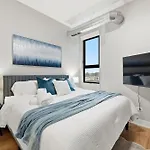 Comfy Condo - Gym Free Parking & Modern Amenities