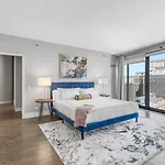 Lux Dtown Penthouses 9bd-9ba Sleep 25 Parking, Pool, Gym Apartment
