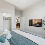 Edgewater Apt With Free Parking Gym Modern Living