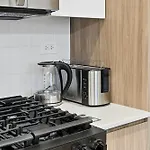 Apartment Comfy - Gym Free Parking & Modern Amenities *