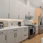 Modern 2-bd 2-ba Retreat Near Medical District Apartment Chicago