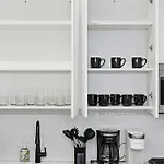 Apartment Comfy - Gym Free Parking & Modern Amenities *