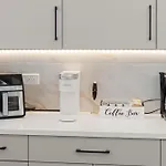 Modern 2-bd 2-ba Retreat Near Medical District Chicago