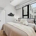 Apartment Comfy - Gym Free Parking & Modern Amenities *