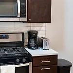 Apartment 4br 3ba Pilsen Retreat - 10 Min From Downtown *