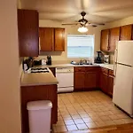 Spacious 2br Near Univ Of Away From Apartment