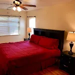 Apartment Spacious 2br Near Univ Of Away From Chicago