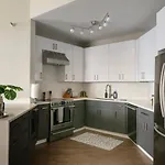 Lux Dtown Penthouses 9bd-9ba Sleep 25 Parking, Pool, Gym Apartment