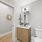 Comfy - Gym Free Parking & Modern Amenities Apartment