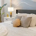 Modern 2-bd 2-ba Retreat Near Medical District Chicago