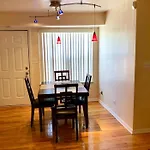 Spacious 2br Near Univ Of Away From * Chicago