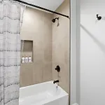 Comfy - Gym Free Parking & Modern Amenities