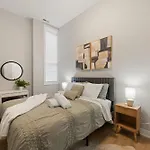 Modern 2-bd 2-ba Retreat Near Medical District *