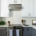 Lux Dtown Penthouses 9bd-9ba Sleep 25 Parking, Pool, Gym Apartment