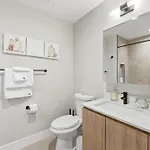 Comfy - Gym Free Parking & Modern Amenities Apartment