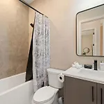 Modern 2-bd 2-ba Retreat Near Medical District Apartment *