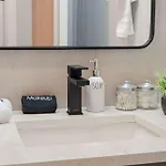 Modern 2-bd 2-ba Retreat Near Medical District Apartment Chicago