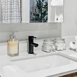 Apartment Comfy - Gym Free Parking & Modern Amenities *