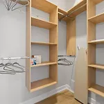 Apartment Modern 2-bd 2-ba Retreat Near Medical District