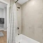 Apartment Comfy - Gym Free Parking & Modern Amenities