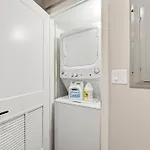 Apartment Comfy - Gym Free Parking & Modern Amenities