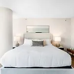Lux Dtown Penthouses 9bd-9ba Sleep 25 Parking, Pool, Gym Apartment