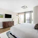 Lux Dtown Penthouses 9bd-9ba Sleep 25 Parking, Pool, Gym Apartment Chicago