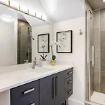 Lux Dtown Penthouses 9bd-9ba Sleep 25 Parking, Pool, Gym Apartment