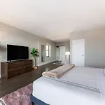 Downtown Penthouse 5bd Views Parking Gym *
