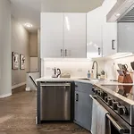 Lux Dtown Penthouses 9bd-9ba Sleep 25 Parking, Pool, Gym *