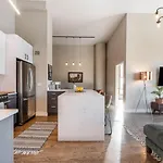 Apartment Downtown Penthouse 5bd Views Parking Gym