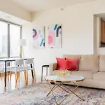 Kasa South Loop Aparthotel