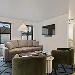 The Neighborhood - Lincoln Park Hotel *