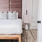 The Neighborhood - Lincoln Park Hotel Chicago