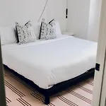 The Neighborhood - Lincoln Park Hotel *