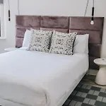 The Neighborhood - Lincoln Park Hotel *