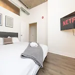 Modern South Loop 2Br Apartment With View Of Skyline Patio And Gym Access Near Mccormick Place Convention Center & Museum Campus