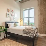 Spacious 3Br Corner Stay With Optional Parking And Gym Access Near Mccormick Place, Grant Park And Soldier Field