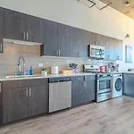 Spacious 3Br Corner Stay With Optional Parking And Gym Access Near Mccormick Place, Grant Park And Soldier Field