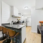 Chicago Boutique Hideaway Private Deck, Fire Pit